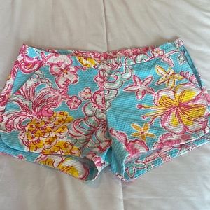 Lilly Pulitzer shorts size 6. Side zip.